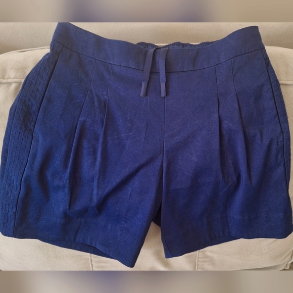 Nike Dry Fit Navy Floral Pull On Pockets Embossed Women's Shorts Size XS - Picture 1 of 7